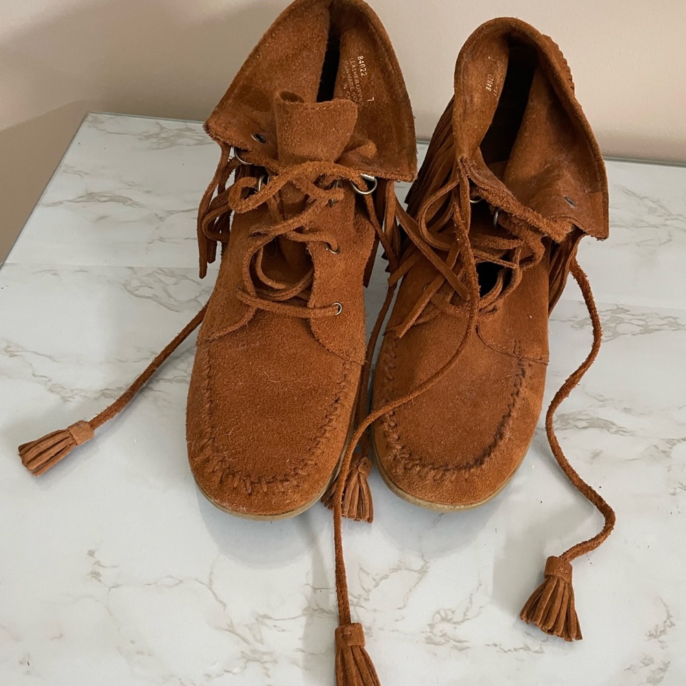 Minnetonka Moccasin style heeled boots